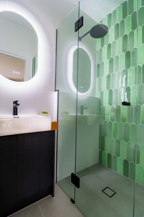 Suite Deluxe | Baño | Regadera, amenidades de baño gratuitas, secadora de cabello, toallas 