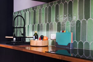 Mini-fridge, microwave, electric kettle, cookware/dishes/utensils - 239 High by Regional Escapes (Belmont)
