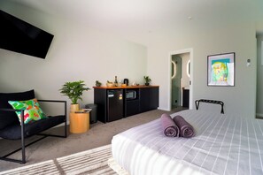 Deluxe Suite | 1 bedroom, free WiFi, bed sheets - 239 High by Regional Escapes (Belmont)