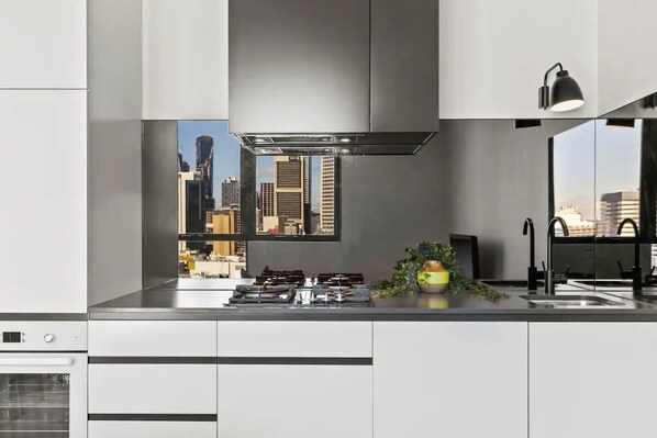 Réfrigérateur, four à micro-ondes, un four, surface de cuisson