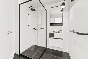 Dusche, Haartrockner, Handtücher
