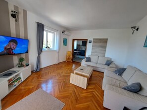 Una Smart TV, una chimenea