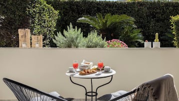 Deluxe Apartment, Garden View | Balcony view