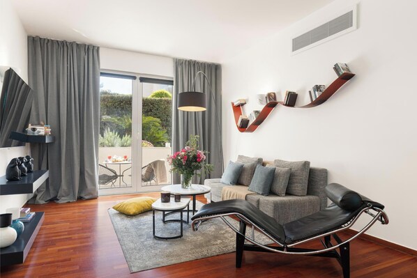 Lägenhet Deluxe - utsikt mot trädgården | Vardagsrum | 42-tums smart-tv med satellitkanaler, Netflix och streamingtjänster