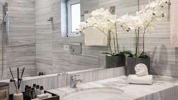 Deluxe Apartment, Garden View | Bathroom