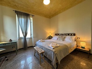 5 bedrooms, iron/ironing board, WiFi, bed sheets