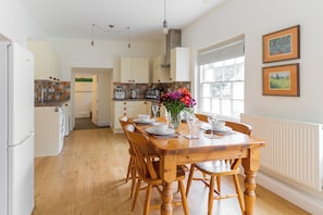 Apartamento tradicional, 2 quartos, cozinha, vista para o pátio | Opções para refeição no quarto