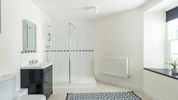 Appartamento Superior, 2 camere da letto, cucina, vista giardino | Bagno | Asciugacapelli, asciugamani, sapone, shampoo