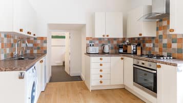 Appartamento Tradizionale, 2 camere da letto, cucina, vista cortile | Cucina privata | Microonde, forno, piano cottura, lavastoviglie