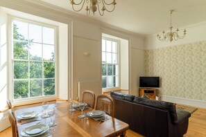 Classic Apartment, 2 Bedrooms, Kitchen, Garden View | In-room dining