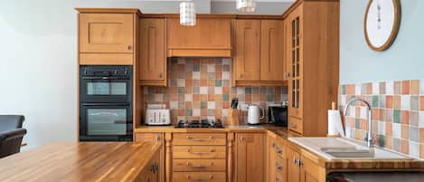 Apartamento superior, 2 quartos, cozinha, vista para o jardim | Cozinha privada | Micro-ondas, fogão, cooktop, lava-louças