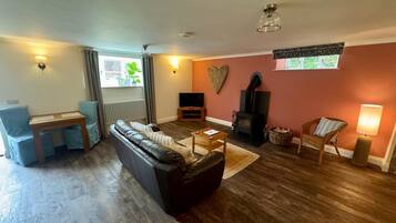 Appartamento Deluxe, 1 letto king, idromassaggio, vista giardino | 1 camera, biancheria da letto di alta qualità, con stile personalizzato