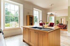 Signature Apartment, 2 Bedrooms, Kitchen, Garden View | Private kitchen | Microwave, oven, stovetop, dishwasher