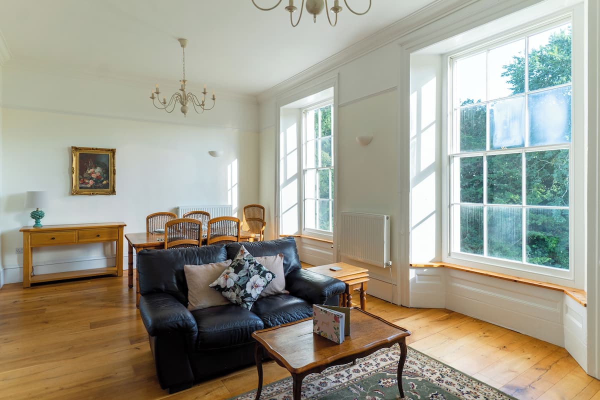Klassiek appartement, 2 slaapkamers, keuken, uitzicht op tuin | Woonruimte