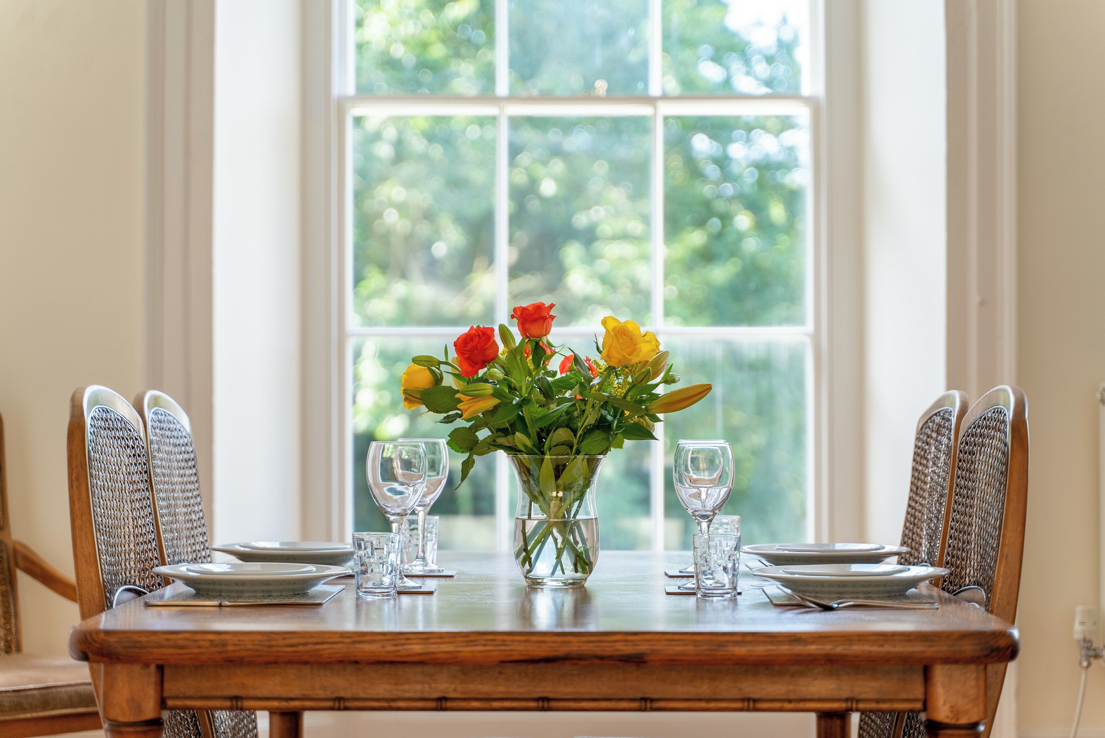 Apartamento clássico, 2 quartos, cozinha, vista para o jardim | Opções para refeição no quarto