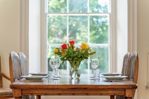 Apartamento clássico, 2 quartos, cozinha, vista para o jardim | Opções para refeição no quarto