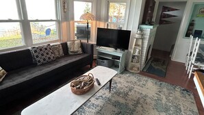 Smart TV - North Coast Cottage. Located on the southern shore of Lake Ontario.  (Ransomville)