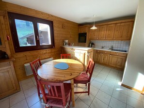 Dining - Comfortable 3-room apartment with balcony and parking (La Chapelle-d'Abondance)