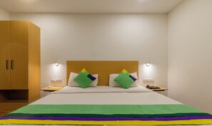 Individually furnished, desk, blackout curtains, soundproofing - Treebo The Square (Ahmedabad)