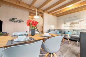 Dining - Huus Lee - Infrared sauna, bathtub, fireplace, parking, terrace, beach chair (Olpenitz)