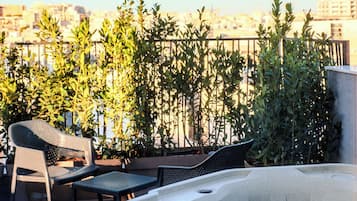 Junior Suite, Hot Tub | 1 bedroom, in-room safe, laptop workspace, soundproofing