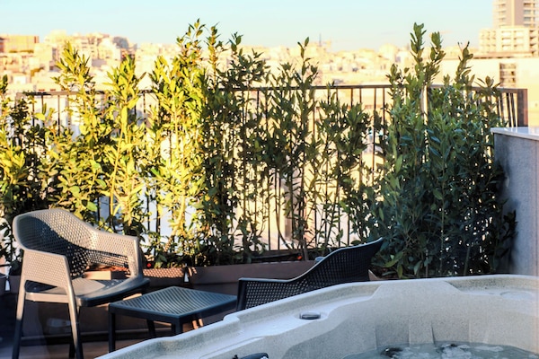 Junior Suite, Hot Tub | 1 bedroom, in-room safe, laptop workspace, soundproofing