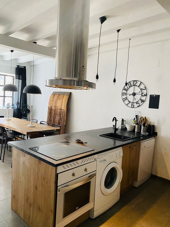 Kühlschrank, Mikrowelle, Ofen, Herdplatte