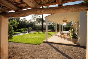 Outdoor dining - Charming family farm. (Ruberts)