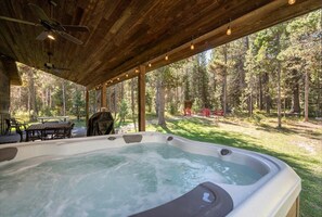 Outdoor dining - Luxury Spacious Lodge w/ Dock, Hot Tub Firepit, 25 Mi to Yellowstone - Henry's Lake Hideaway (Island Park)