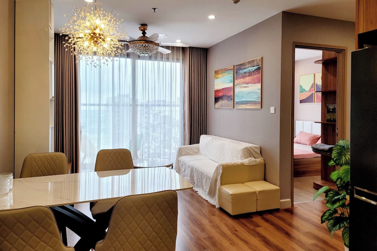 Una sala de estar moderna con una mesa de comedor, sofá y ventilador de techo.