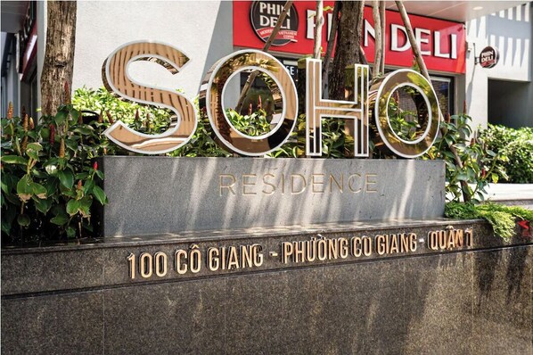 Señalización para 'SOHO Residence' con la dirección '100 CÔ GIANG - PHUÔNG CÔ GIANG - QUÁN 1'.