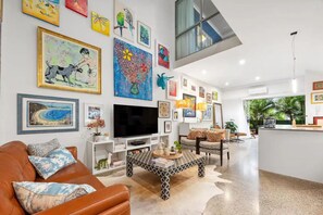 Älytelevisio, kirjoja, työhuone