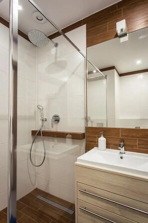 Estudio estándar | Baño | Ducha, secador de pelo, toallas y jabón