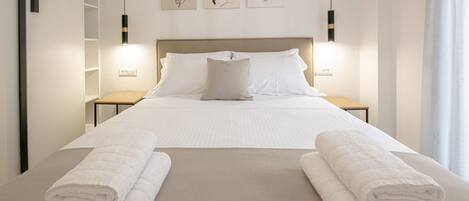 Suite | 2 bedrooms, desk, soundproofing, Internet