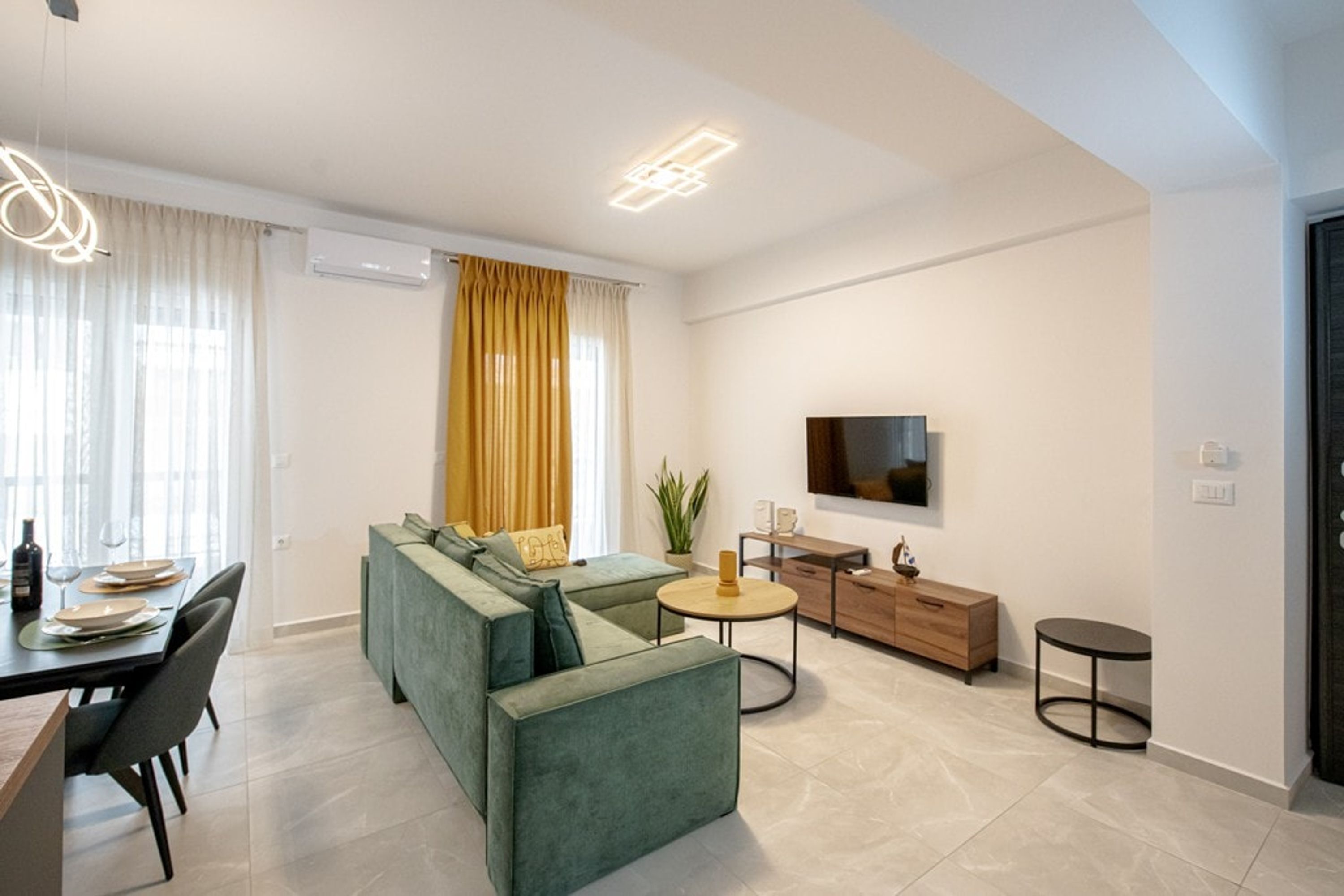 Suite | 2 bedrooms, desk, soundproofing, Internet