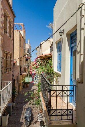 2 bedrooms, desk - Revellino del Porto Historic Residence (Chania)