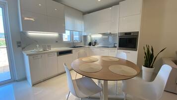 Lejlighed | 2 soveværelser, skrivebord, lydisolering