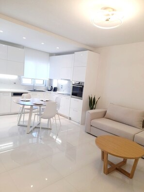 2 bedrooms, desk, soundproofing - White Dome Apartment I (Chania)