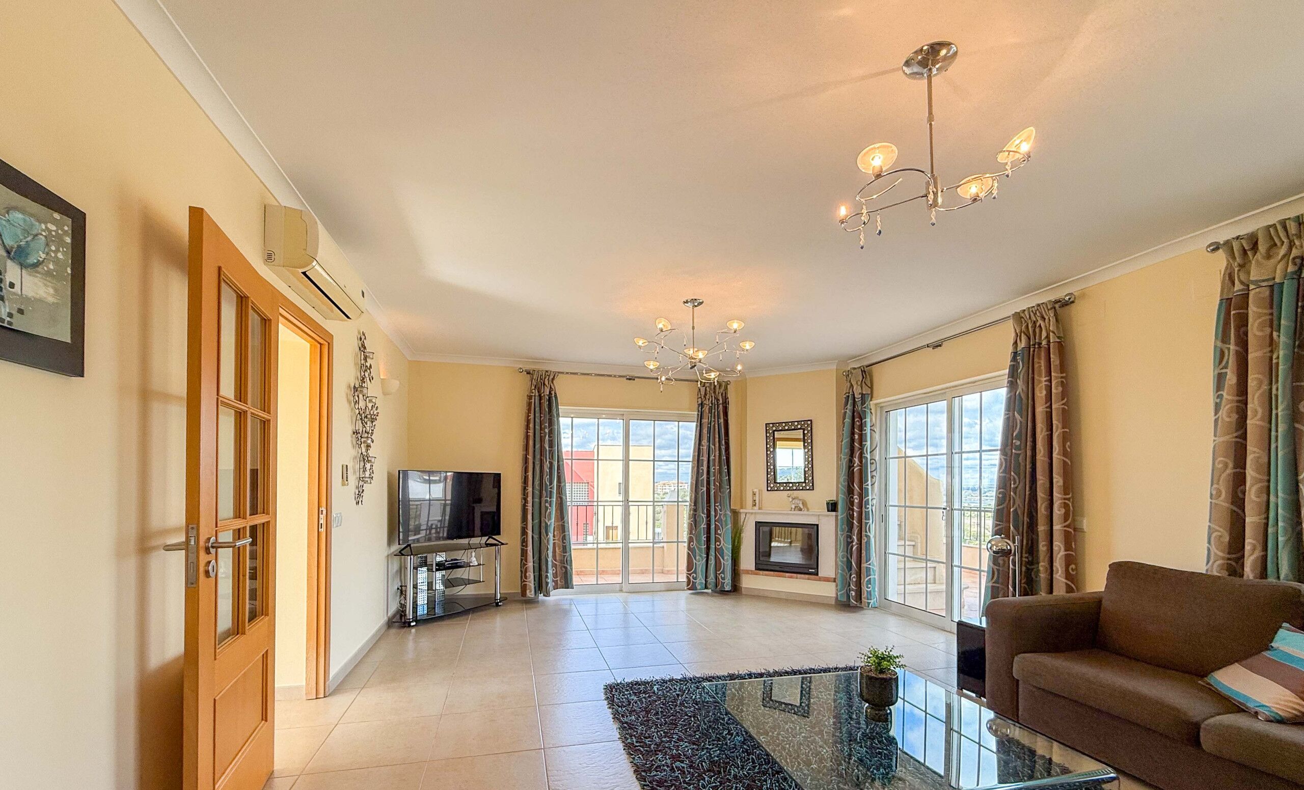 Una televisión, una chimenea, una mesa de tenis de mesa