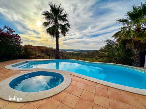 Villa Nosredna 5 Bedroom & Pool LES01