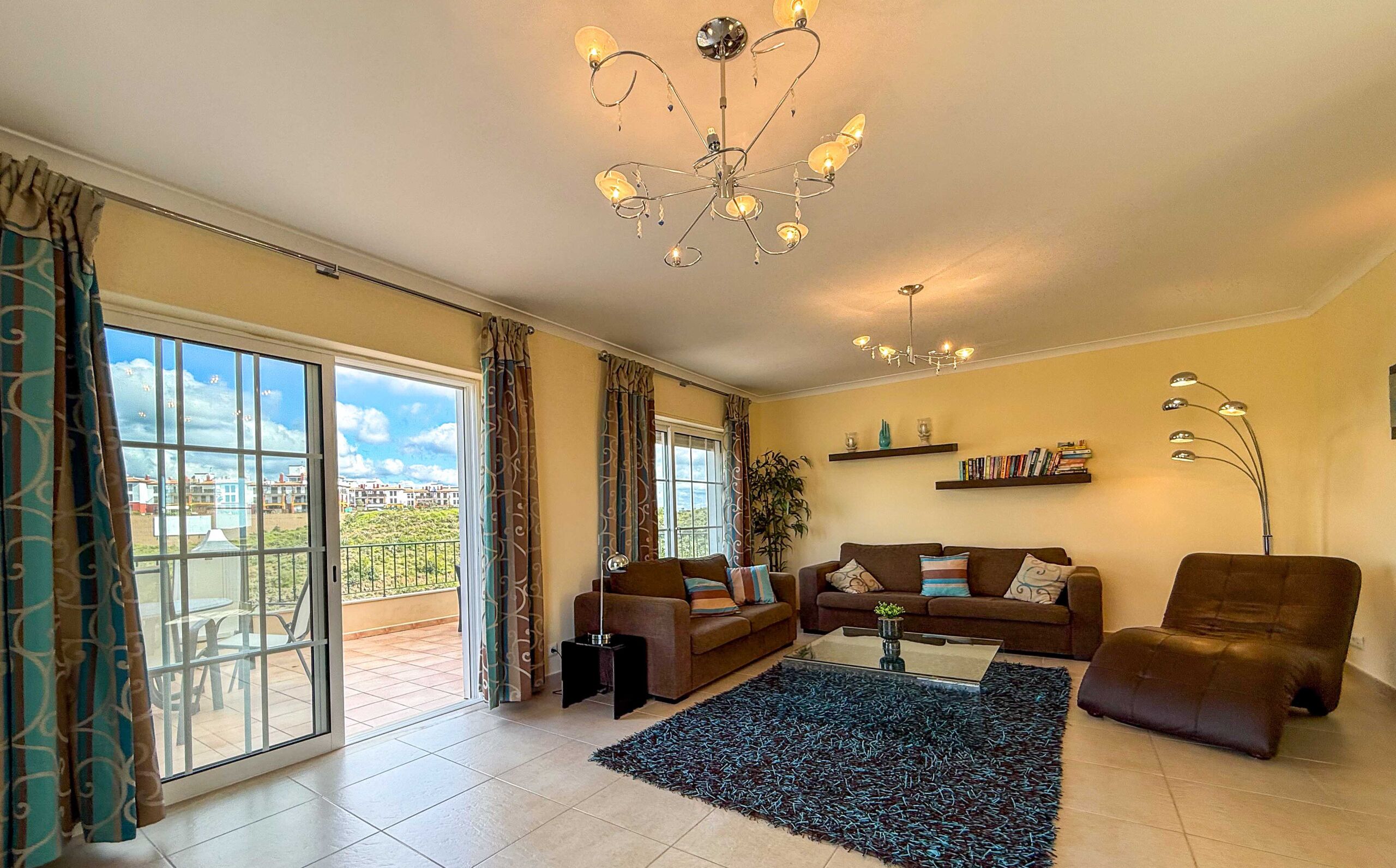 Fernseher, Kamin, Tischtennisplatte