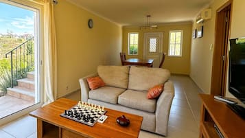 Una televisión, una chimenea, una mesa de tenis de mesa