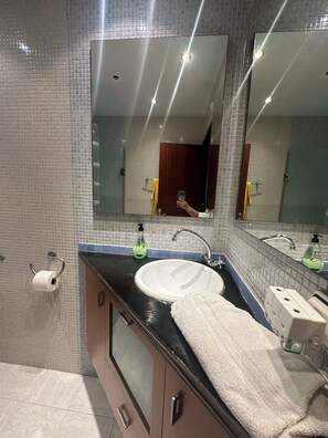 Serviettes fournies, savon, papier toilette