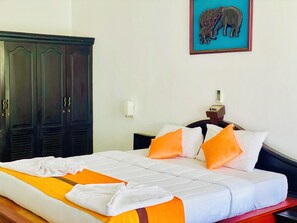 Desk, laptop workspace, free WiFi - The White Haven Hotel (Panadura)