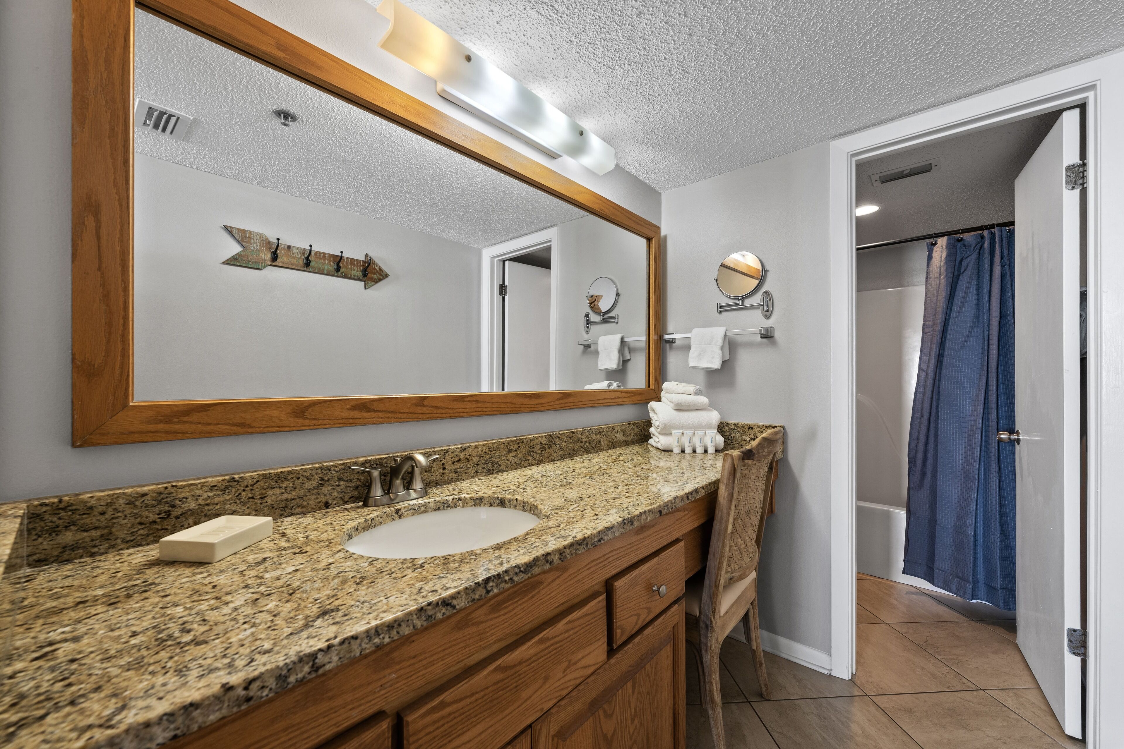 Condo Prestigio, 2 habitaciones, cocina, vista a la playa | Baño | Tina con regadera, amenidades de baño gratuitas, toallas, jabón 