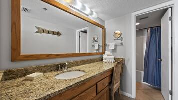 Condo Prestigio, 2 habitaciones, cocina, vista a la playa | Baño | Tina con regadera, amenidades de baño gratuitas, toallas, jabón