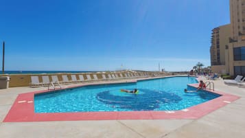 Una piscina techada, una piscina al aire libre