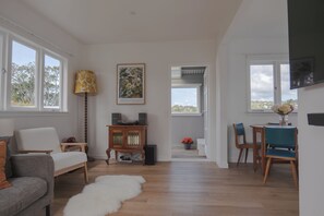 TV connectée, livres, médiathèque, vidéothèque