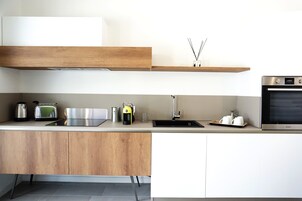 Appartamento Basic, vista giardino | Cucina privata | Frigorifero, forno, piano cottura, lavastoviglie