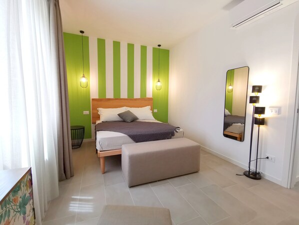 Appartement de base, vue sur le jardin | 1 chambre, fer et planche à repasser, lit de bébé (supplément)